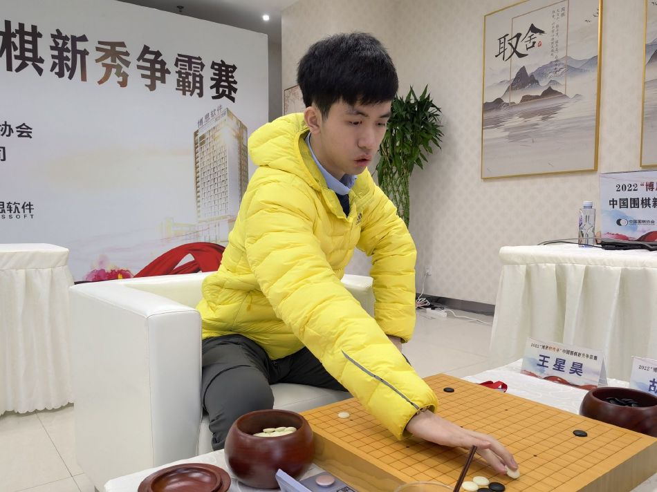 但不知怎的，她内心深处忽然有种不吐不快的感觉，于是便轻叹一声，幽幽说道：想他又能怎样呢？自我登基之后，身份变得极其敏感，去哪里、要见谁、说什么、做什么，都不再是我自己能决定的，我做梦都想去华夏见他，可我现在根本没办法绕开外交渠道去华夏，他短时间内又不会再来北欧，以后我怕是连他的面都见不着……说到这，海伦娜眼眶已经被泪水噙满，甚至已经从眼角溢出。